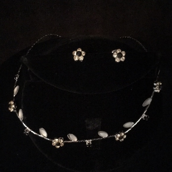 Crystal Flower Necklace Earrings Jewelry Set - Picture 3 of 16